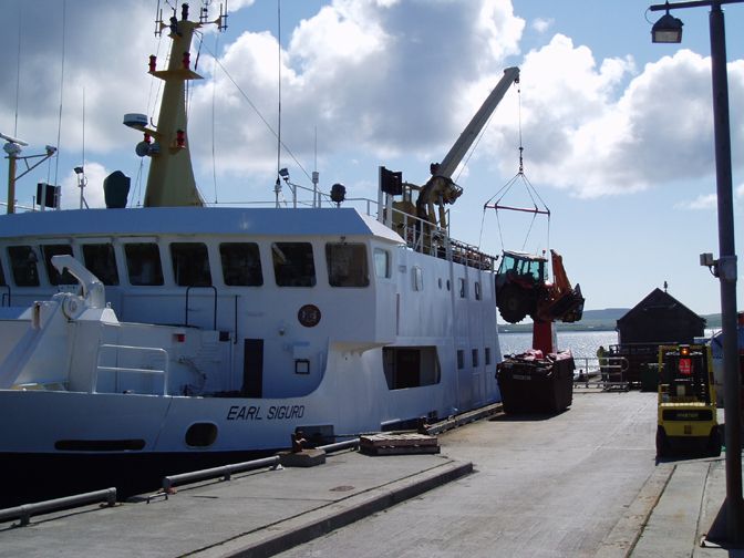 Loading the Earl Sigurd, Papay pier