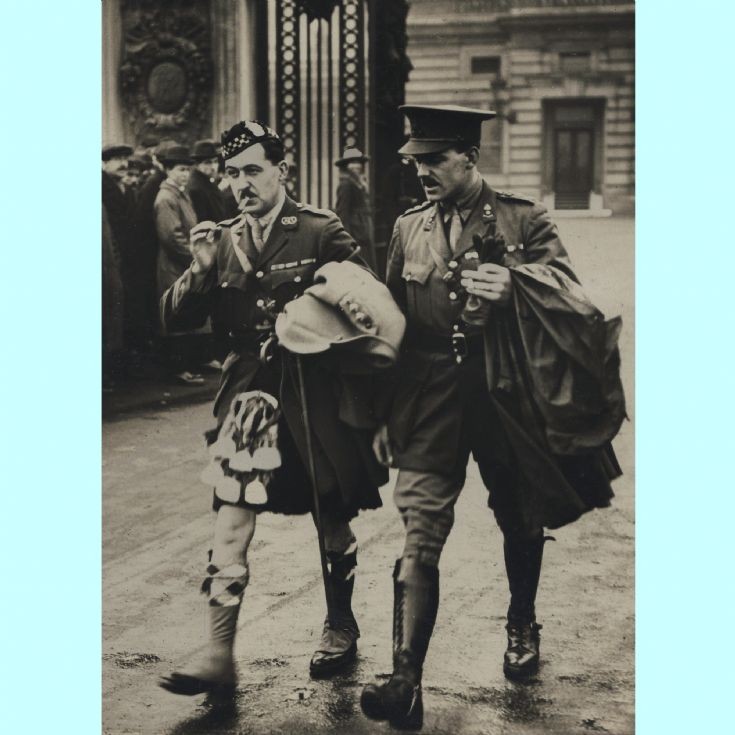 Smokers outside Buck House 1919