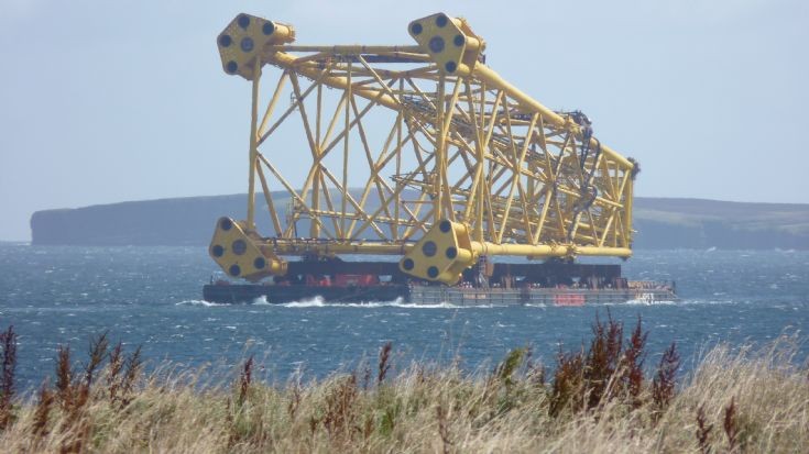 Solan jacket towed by Toisa Envoy