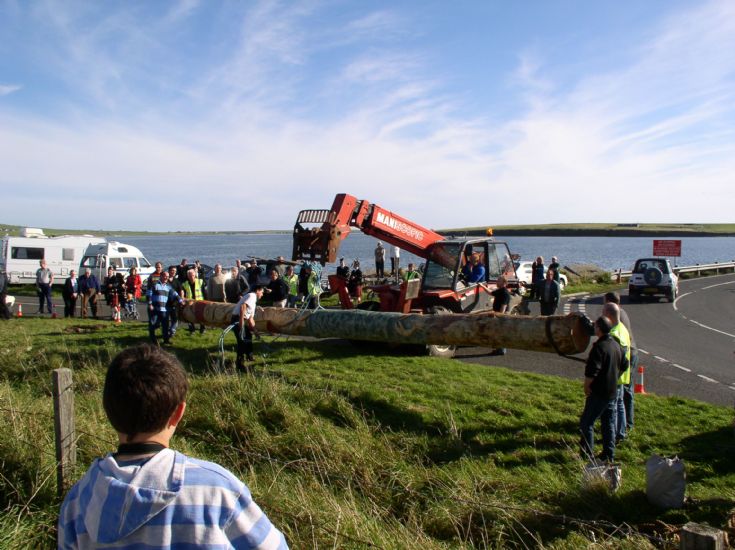 Moving Holm totem pole into position